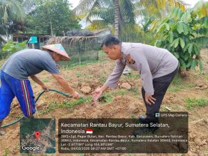 Bhabinkamtibmas Polsek Rantau Bayur Dorong Optimalisasi Lahan Warga di Tebing Abang
